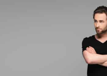 Por que algumas pessoas cruzam os braços durante conversas?