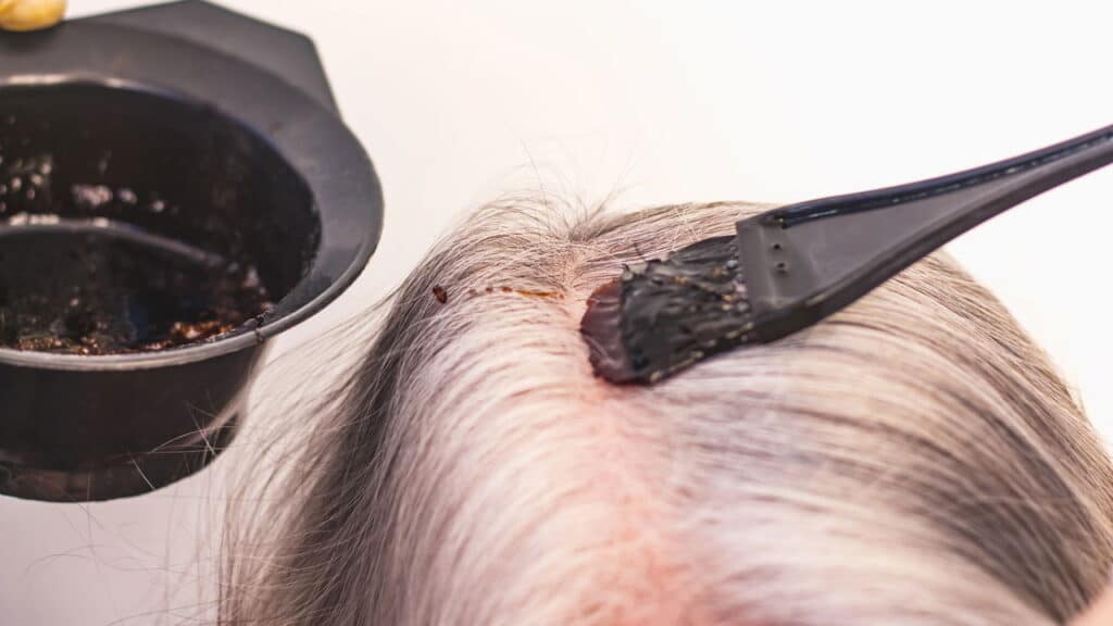 5 cuidados essenciais para realçar a beleza do cabelo grisalho