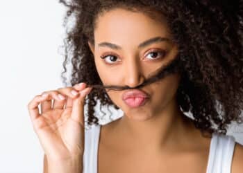 Os 5 shampoos queridinhos dos cabeleireiros para controlar o frizz em cabelos crespos