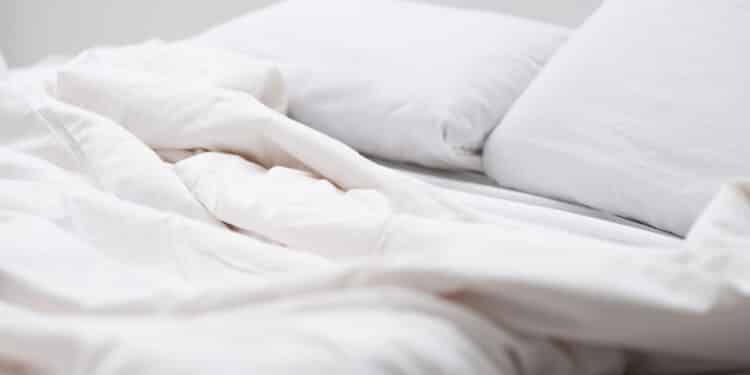 Prática antiga chinesa revela a melhor posição da cama para dormir bem a noite toda