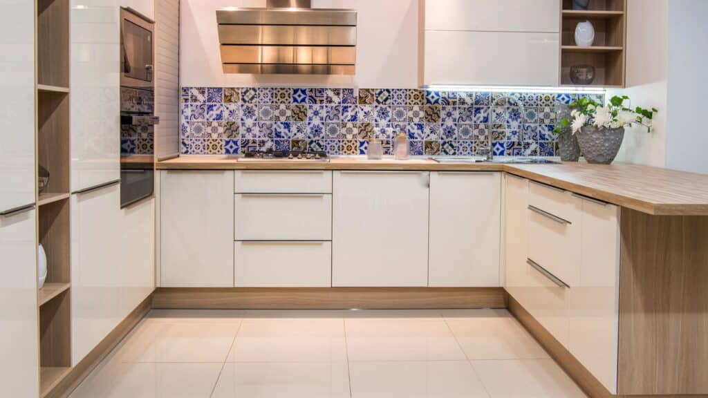 Adeus azulejo, essa opção é mais econômica e moderna para reformar sua cozinha e banheiro