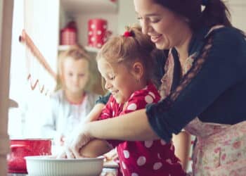 Entre farinha e risadas: por que vale a pena cozinhar com seus filhos