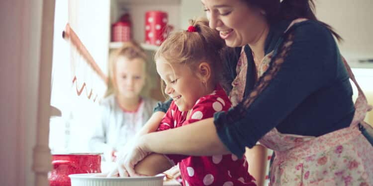 Entre farinha e risadas: por que vale a pena cozinhar com seus filhos