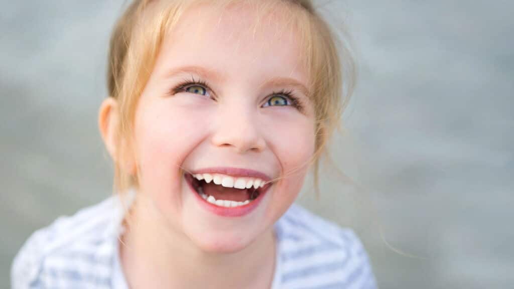 Essas 5 atitudes são comuns em pessoas com infância feliz e segura