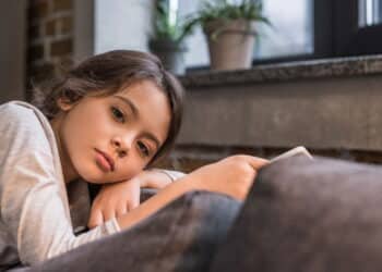 Hábitos que você repete hoje e que vêm da infância, segundo a psicologia