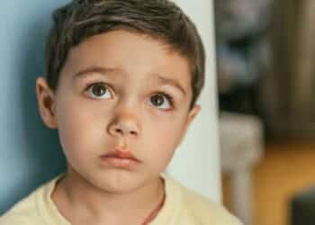 Dez frases que podem revelar uma infância de abandono, segundo psicólogos