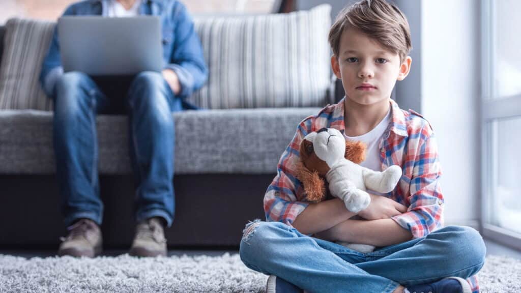 Dez frases que podem revelar uma infância de abandono, segundo psicólogos