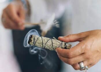 Como limpar a energia estagnada da sua casa com um ritual simples