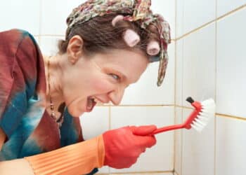 De juntas encardidas a azulejo brilhante e renovado com um truque que realmente funciona