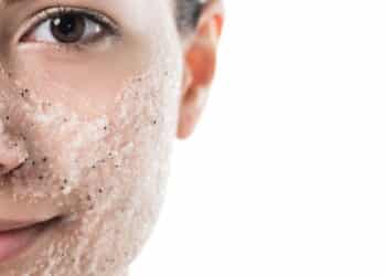3 esfoliantes corporais bons e baratos para ter na sua rotina de skincare