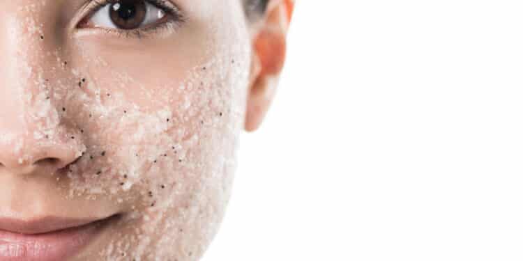 3 esfoliantes corporais bons e baratos para ter na sua rotina de skincare