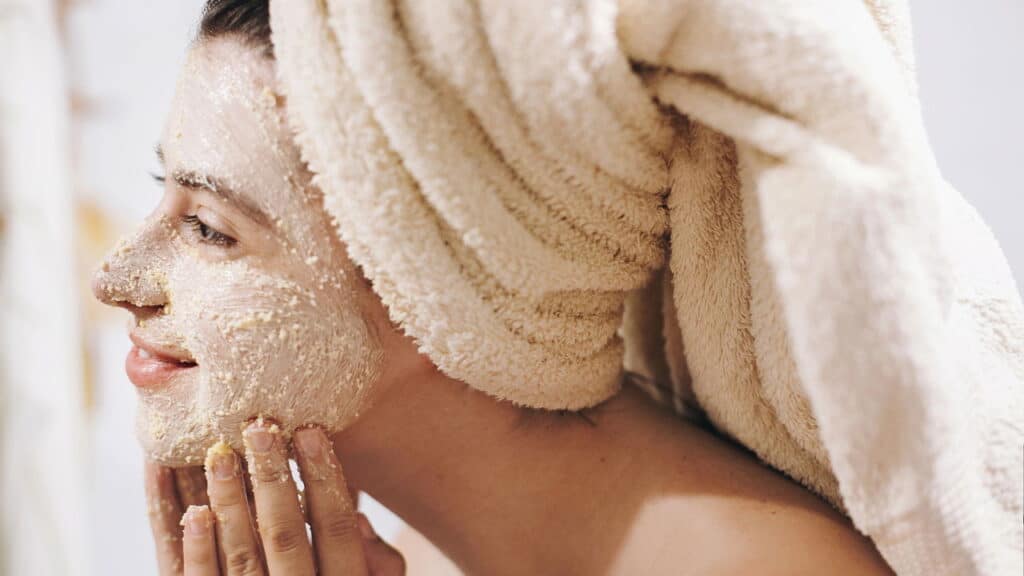 3 esfoliantes corporais bons e baratos para ter na sua rotina de skincare