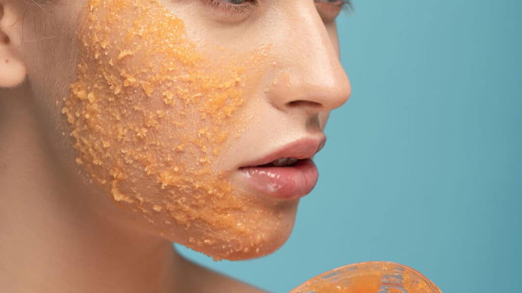 3 esfoliantes corporais bons e baratos para ter na sua rotina de skincare