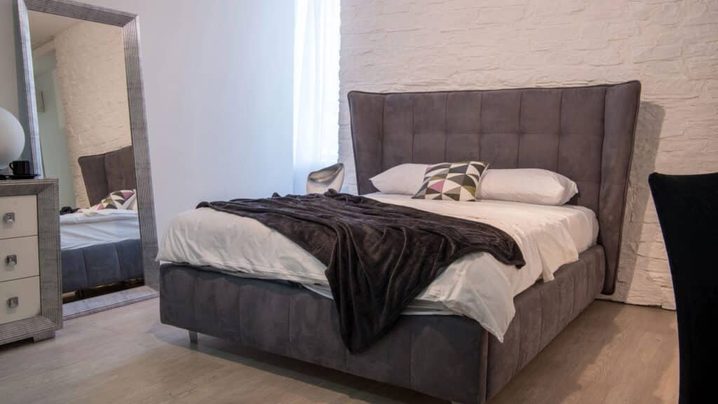 Os 4 piores objetos ao lado da cama que drenam sua energia segundo o Feng Shui