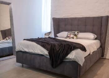 Dormir com espelho de frente para a cama pode ser seu maior erro segundo o Feng Shui