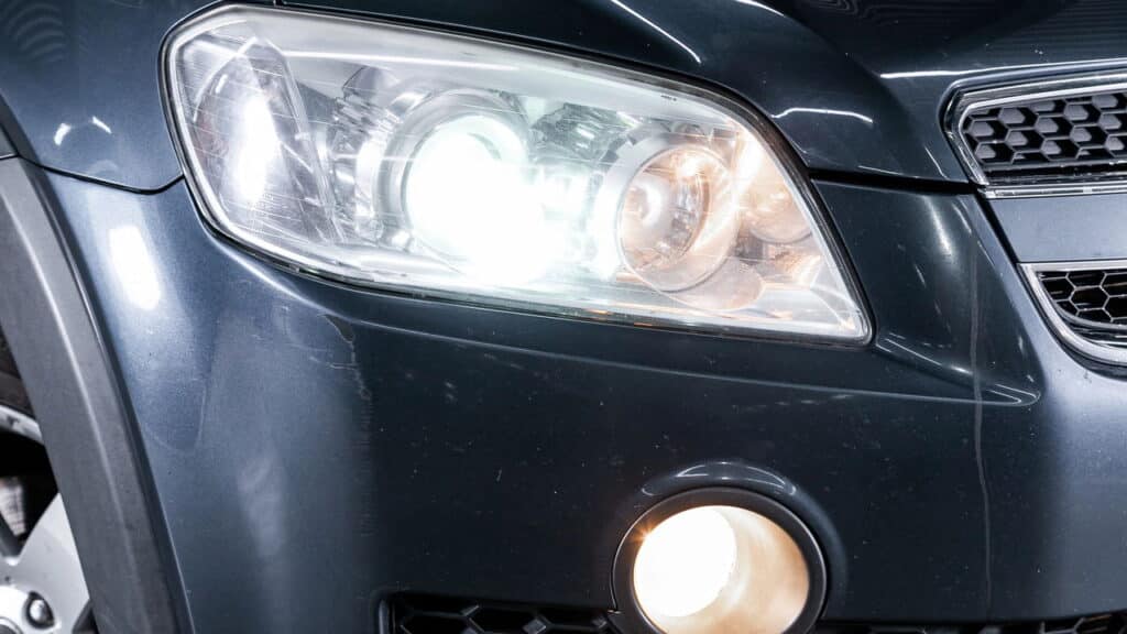 Nova regra obriga uso de farol baixo nas estradas em 2025