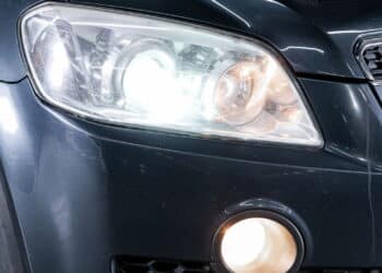 Motoristas são pegos desprevenidos com nova lei do farol que já vale em todo o Brasil, tornando obrigatório farol baixo ou DRL de dia em pista simples e prevendo multa de R$ 130,16 com quatro pontos na carteira