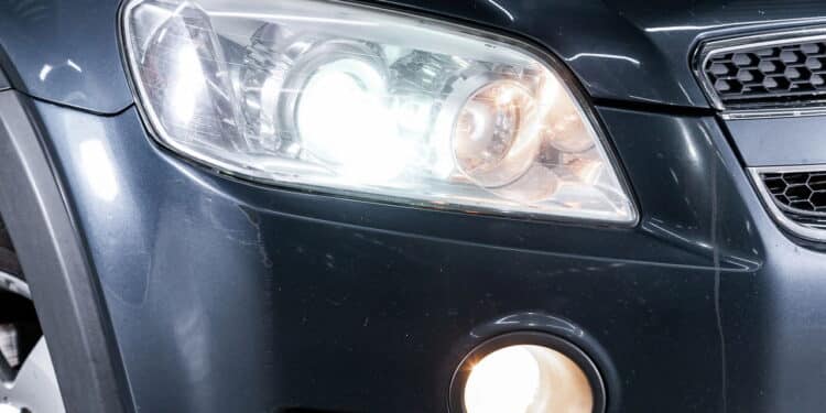 Motoristas são pegos desprevenidos com nova lei do farol que já vale em todo o Brasil, tornando obrigatório farol baixo ou DRL de dia em pista simples e prevendo multa de R$ 130,16 com quatro pontos na carteira