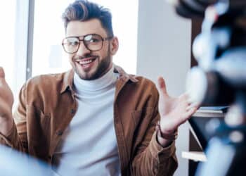 A psicologia explica por que algumas pessoas não param de gesticular ao falar