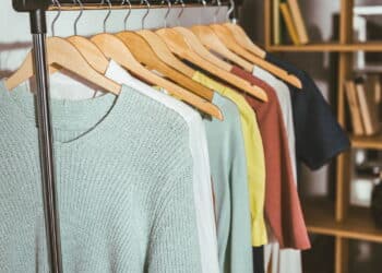 Como guardar roupas sem amassar e economizar espaço no armário
