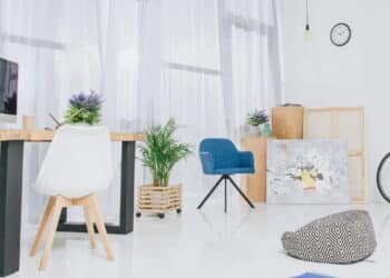 Monte um home office completo em espaços pequenos por até R$ 1.500