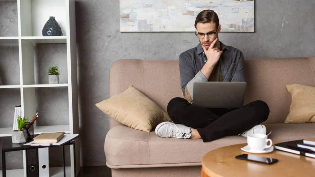 Monte um home office completo em espaços pequenos por até R$ 1.500