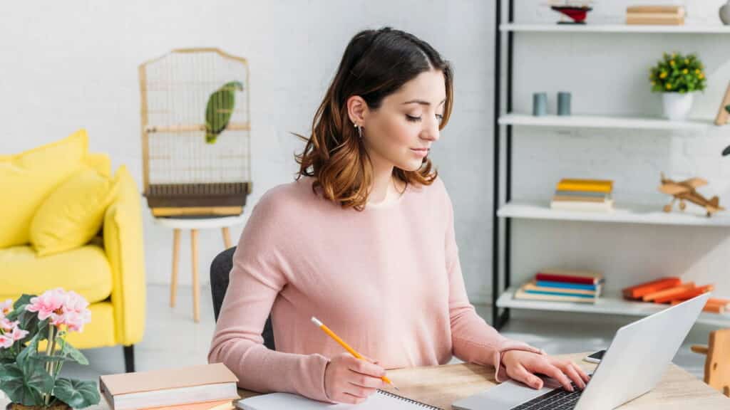 Monte um home office completo em espaços pequenos por até R$ 1.500