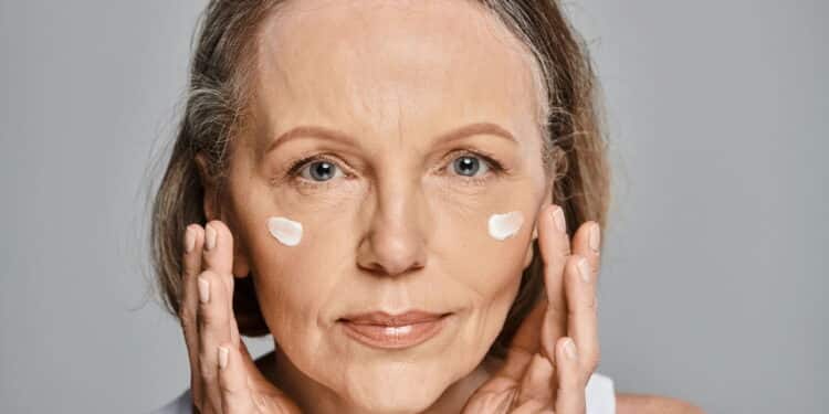 Idosa skincare - Créditos: depositphotos.com / IgorVetushko