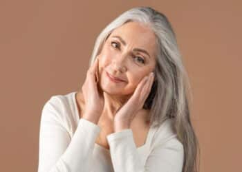 Receita caseira com 3 ingredientes que fortalece os fios depois dos 50