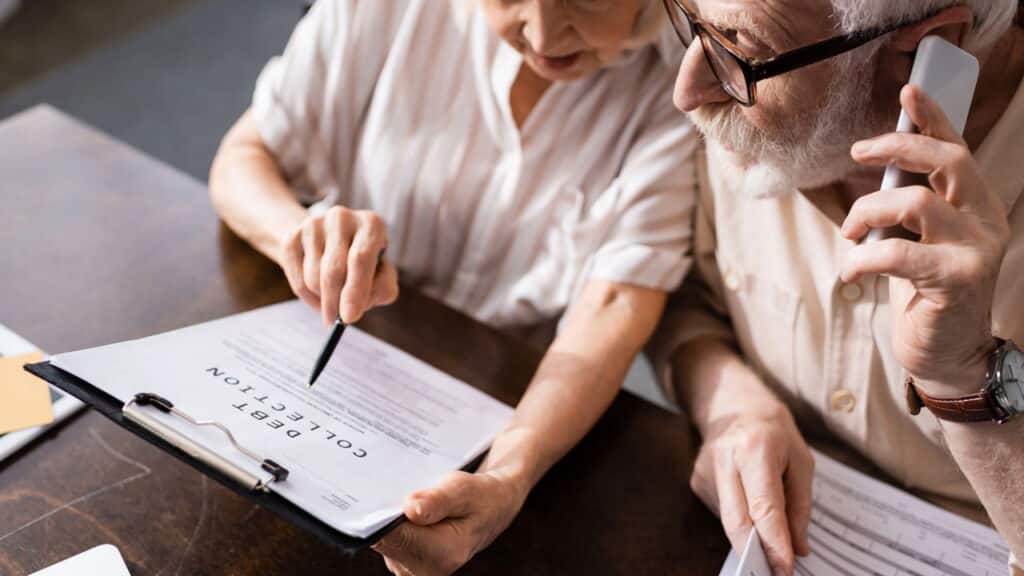 Nova lei em vigor apoia idosos endividados com mais de 60 anos