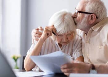 Nova lei em vigor apoia idosos endividados com mais de 60 anos