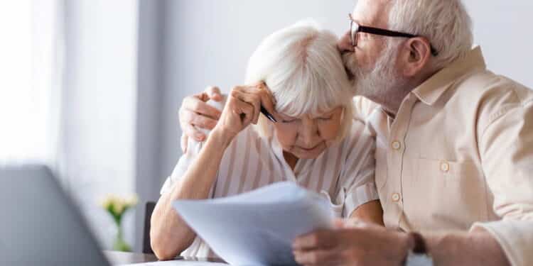 Nova lei em vigor apoia idosos endividados com mais de 60 anos