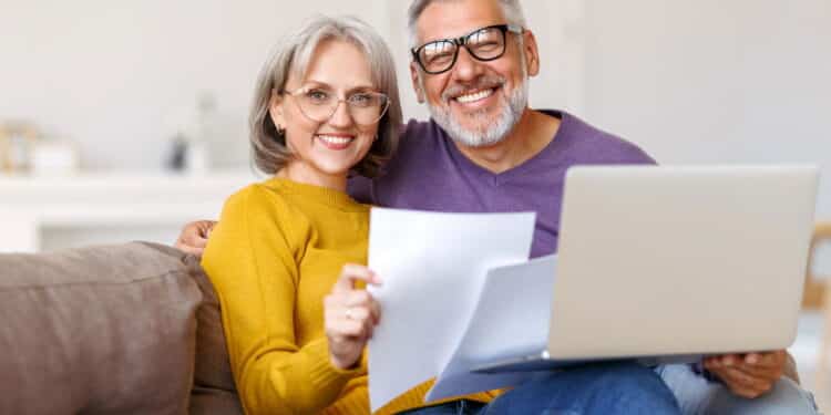 Lei garante apoio financeiro para idosos acima de 60 anos