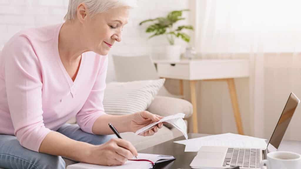 Lei garante apoio financeiro para idosos acima de 60 anos