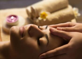 Massagem facial simples que todo namorado deveria saber fazer