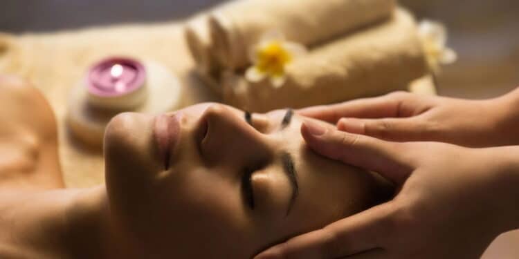 Massagem facial simples que todo namorado deveria saber fazer