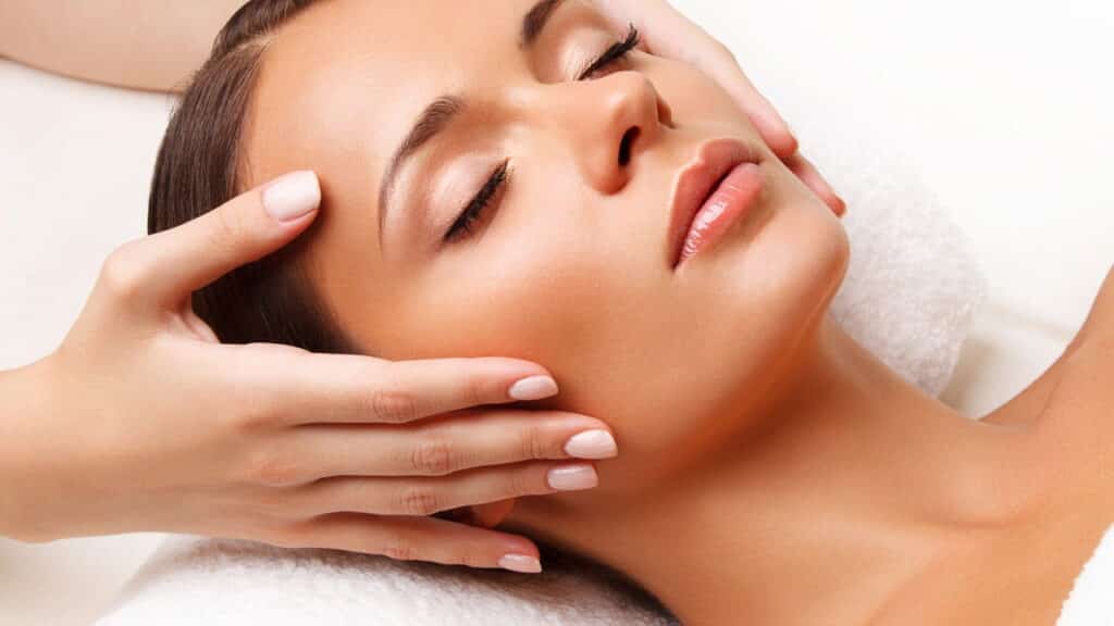 Massagem facial simples que todo namorado deveria saber fazer