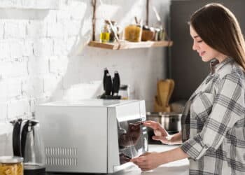 Os 3 micro-ondas mais eficientes e econômicos para ter na nova cozinha de casa