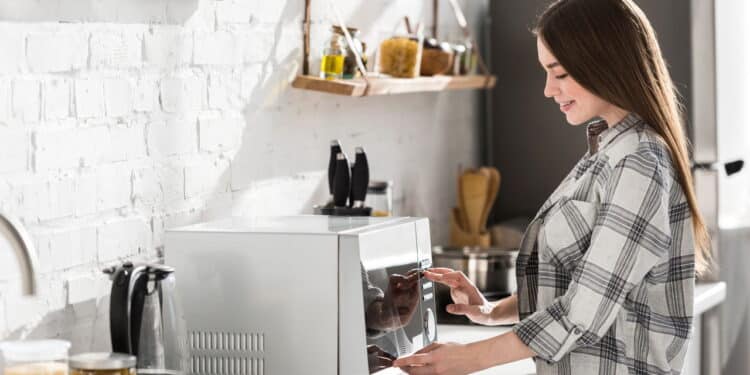 Os 3 micro-ondas mais eficientes e econômicos para ter na nova cozinha de casa