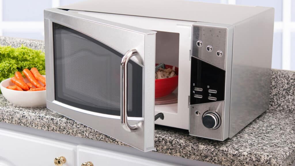 Os 3 micro-ondas mais eficientes e econômicos para ter na nova cozinha de casa