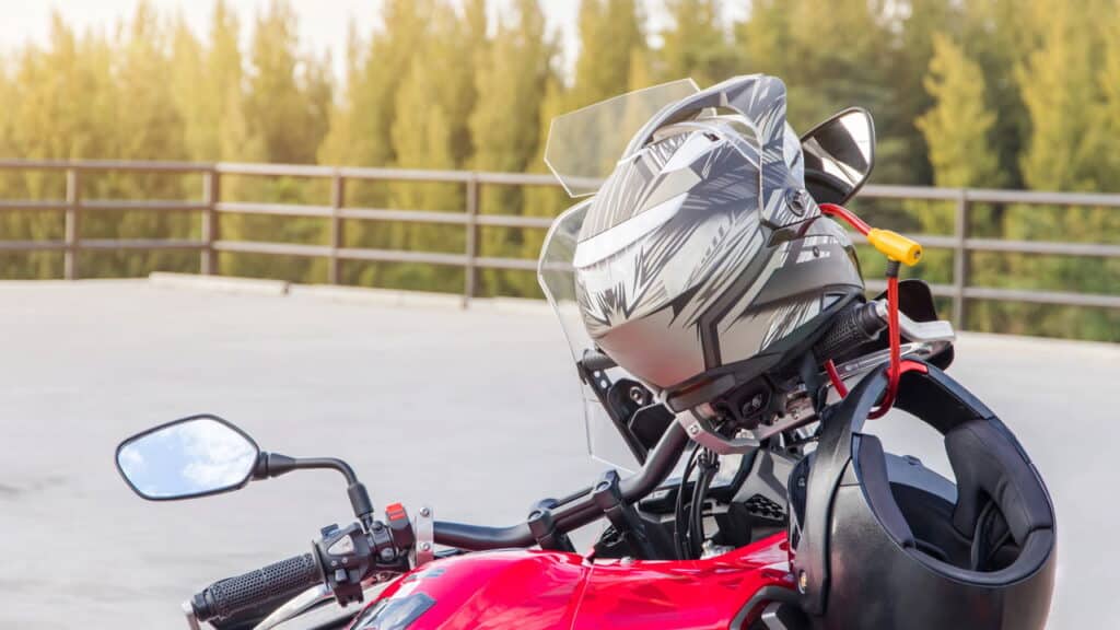 Quem anda de moto precisa saber disso antes de sair de casa para não ser multado