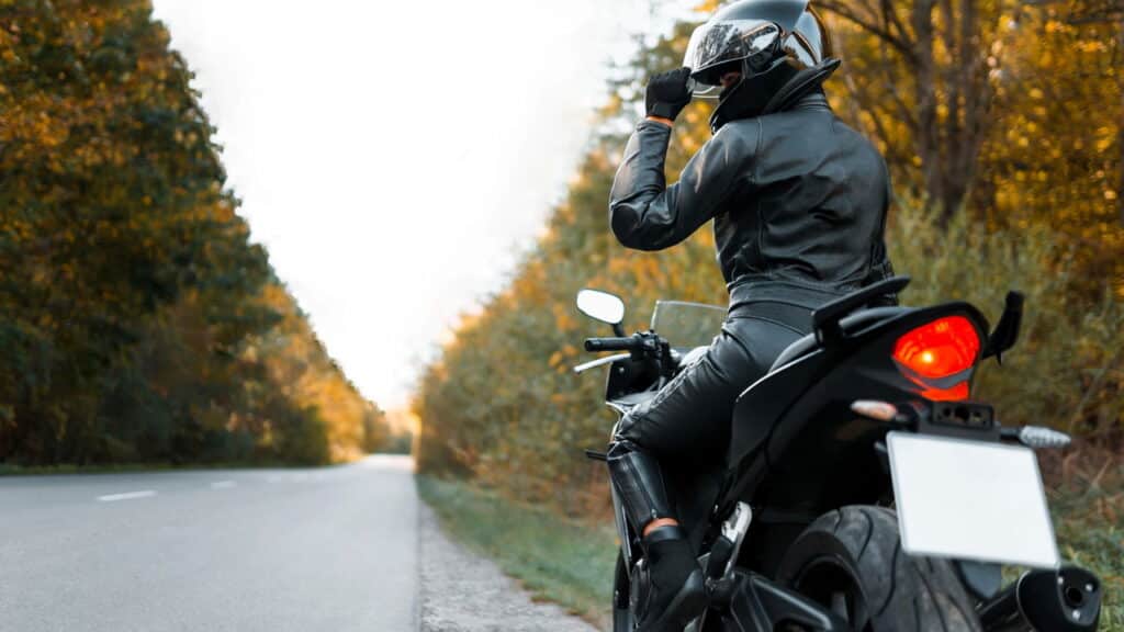 Quem anda de moto precisa saber disso antes de sair de casa para não ser multado