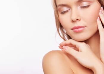 O segredo que os dermatologistas não querem te contar para eliminar rugas no rosto, pescoço e mãos com um ingrediente de cozinha rico em colágeno