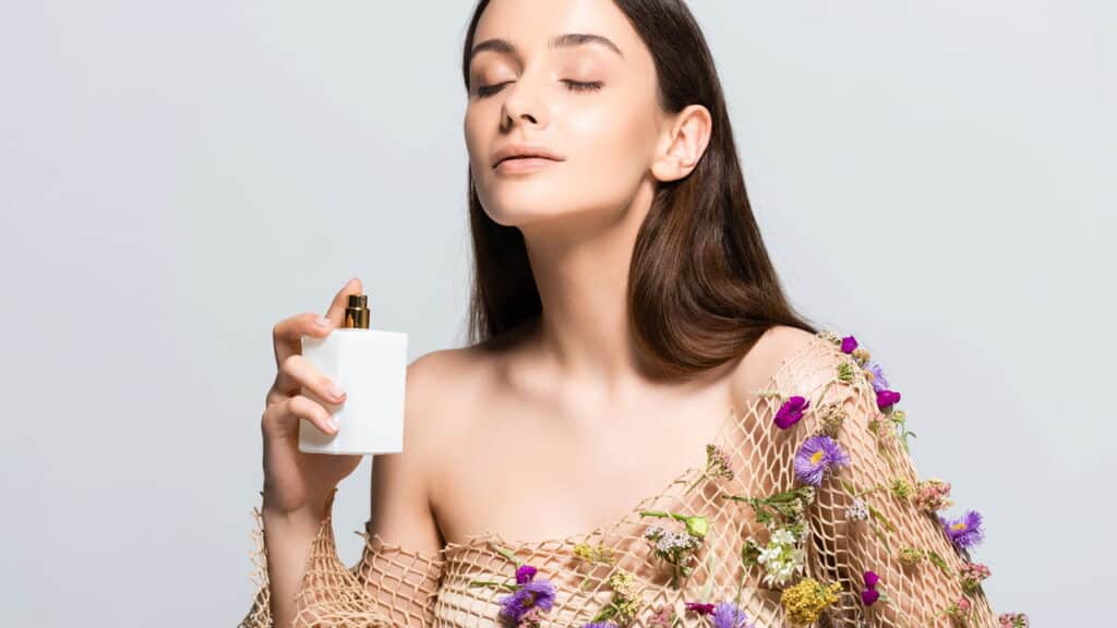 Quatro perfumes femininos abaixo de R$ 100 que fazem sucesso entre mulheres