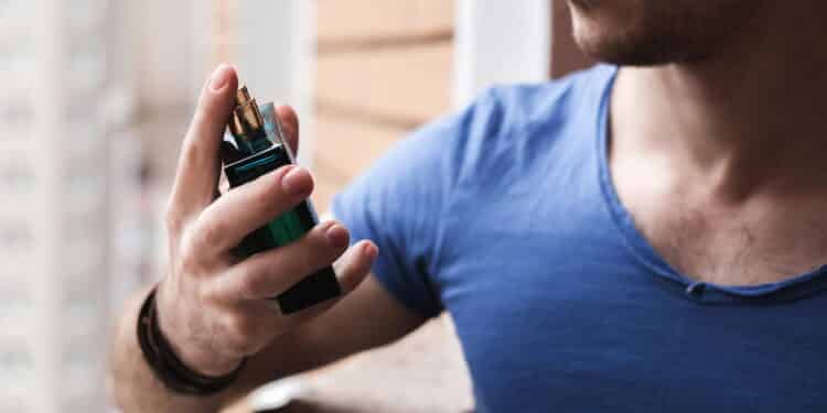 Quatro perfumes masculinos com fixação alta por preço baixo