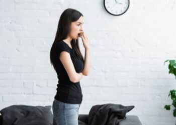 Por que algumas pessoas se balançam enquanto estão paradas, segundo a psicologia?