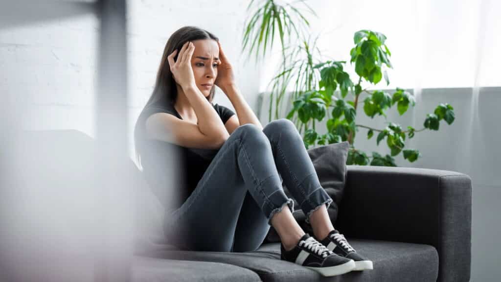 Por que algumas pessoas se balançam enquanto estão paradas, segundo a psicologia?