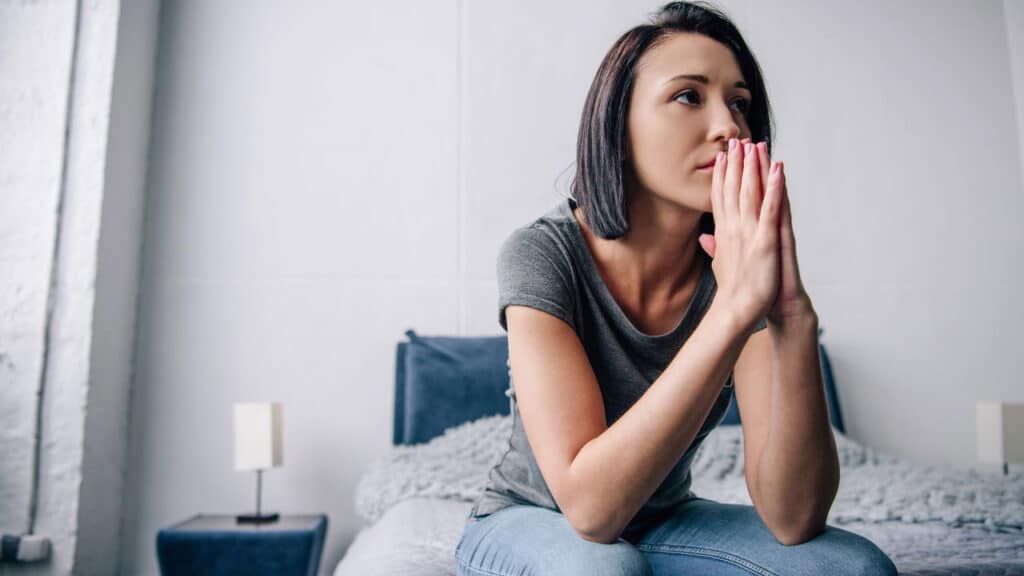 Por que algumas pessoas se balançam enquanto estão paradas, segundo a psicologia?