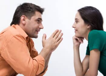 O que significa tocar o próprio rosto ao falar, segundo especialistas em comportamento?