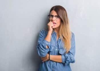 Como identificar sinais sutis de insegurança nas atitudes do dia a dia